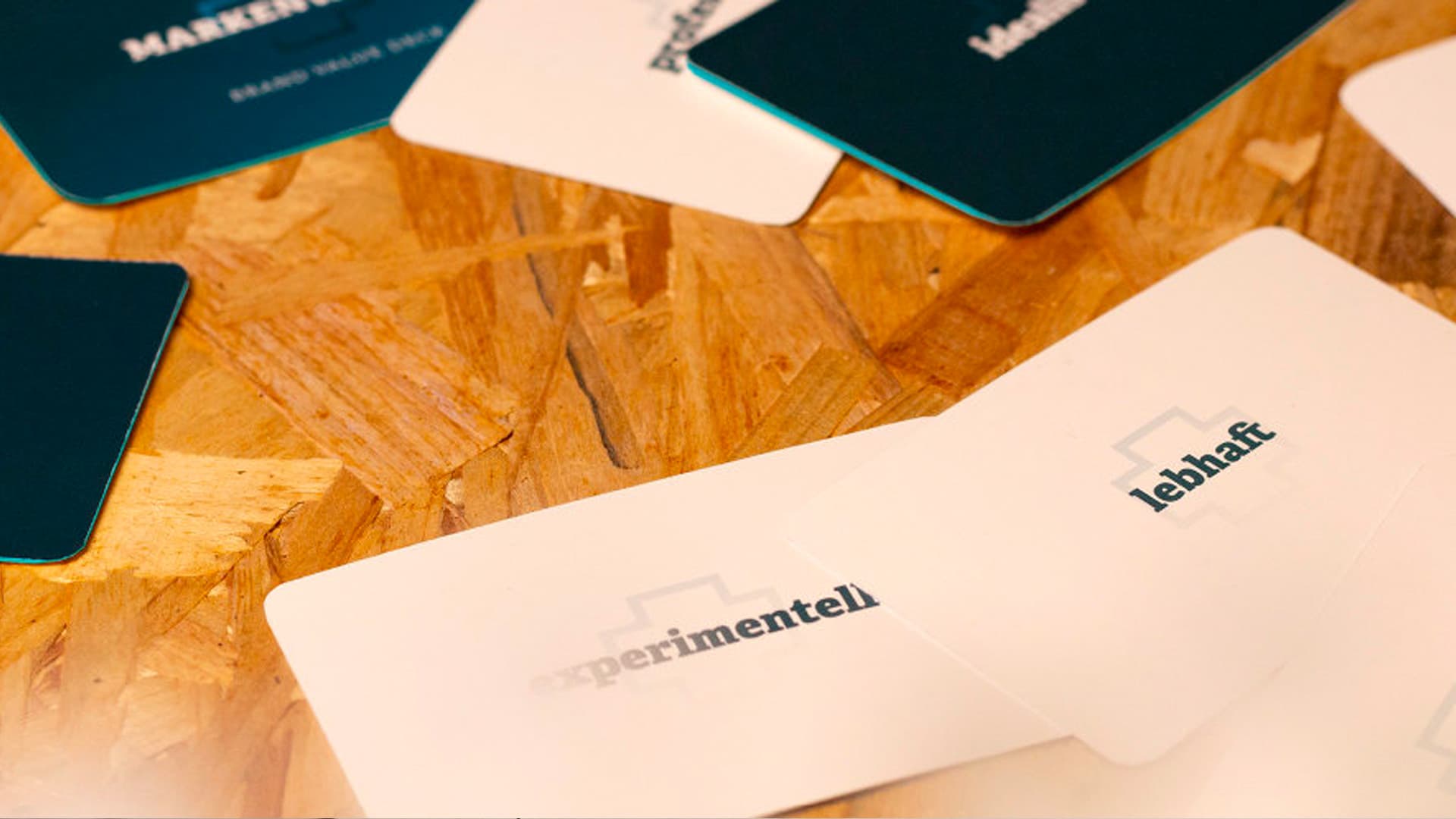 UX-Konzeption für die künftige myARI Plattform: experimentell und lebhaft steht auf 2 Karten.