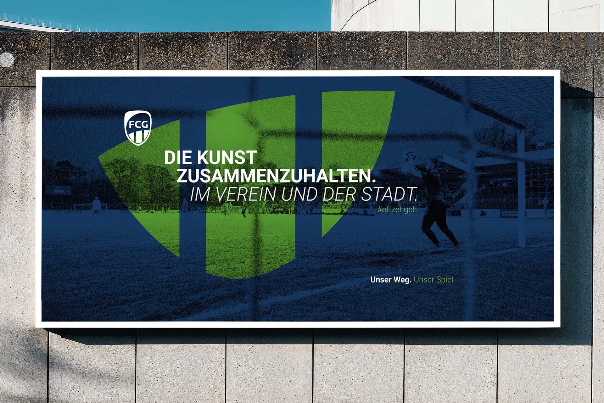 Auf einem exemplarischen Billboard in urbaner Umgebung ist ein Werbeplakat aus der Imagekampagne "Unser weg. Unser Spiel." des FC Gütersloh abgebildet.