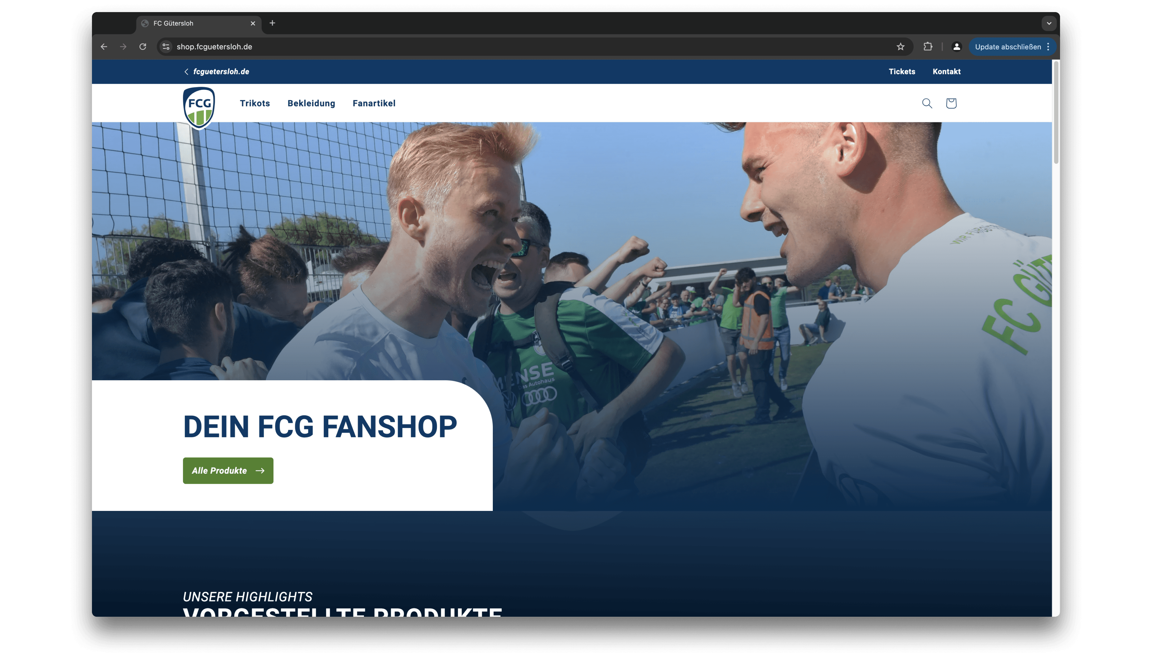 Exemplarische Startseite eines Online-Fanshops des FC Gütersloh, mit einem großen Bannerbild, das zwei jubelnde Fußballspieler zeigt, die sich freuen.