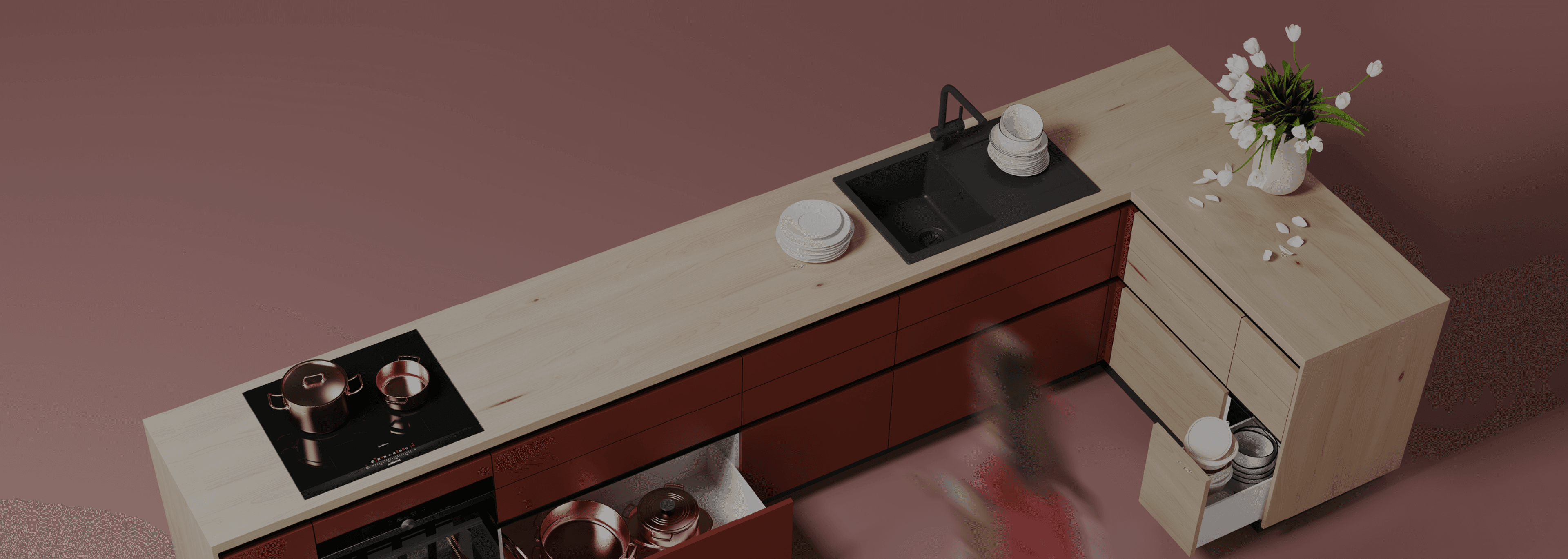 Moderne Küche mit Holzarbeitsplatte, schwarzem Spülbecken, Kochfeld, weißem Geschirr und einer Vase mit Blumen; Person in Bewegung unscharf.