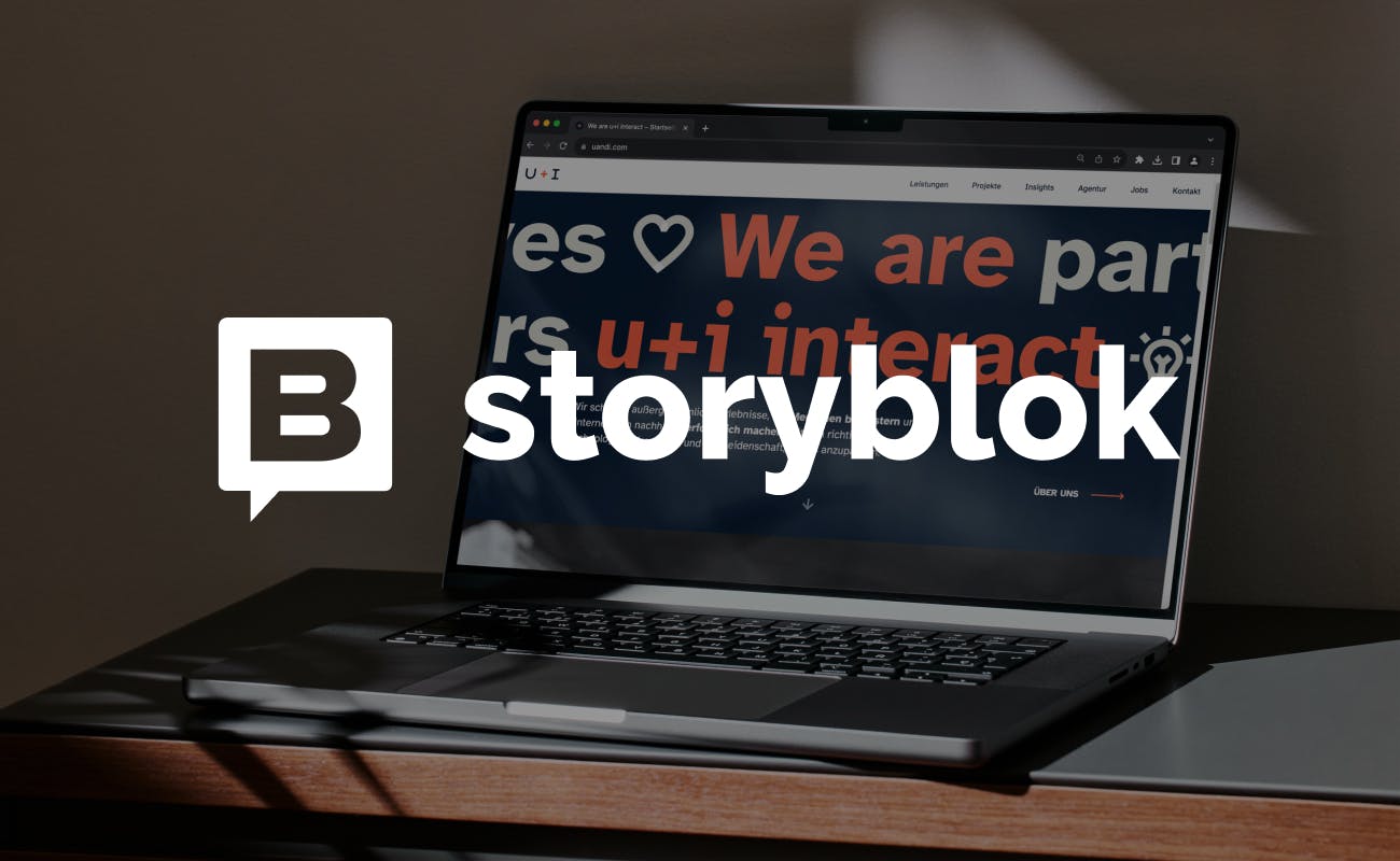 Storyblok Logo über einem Laptop, der eine mit Storyblok gebaute Website zeigt.