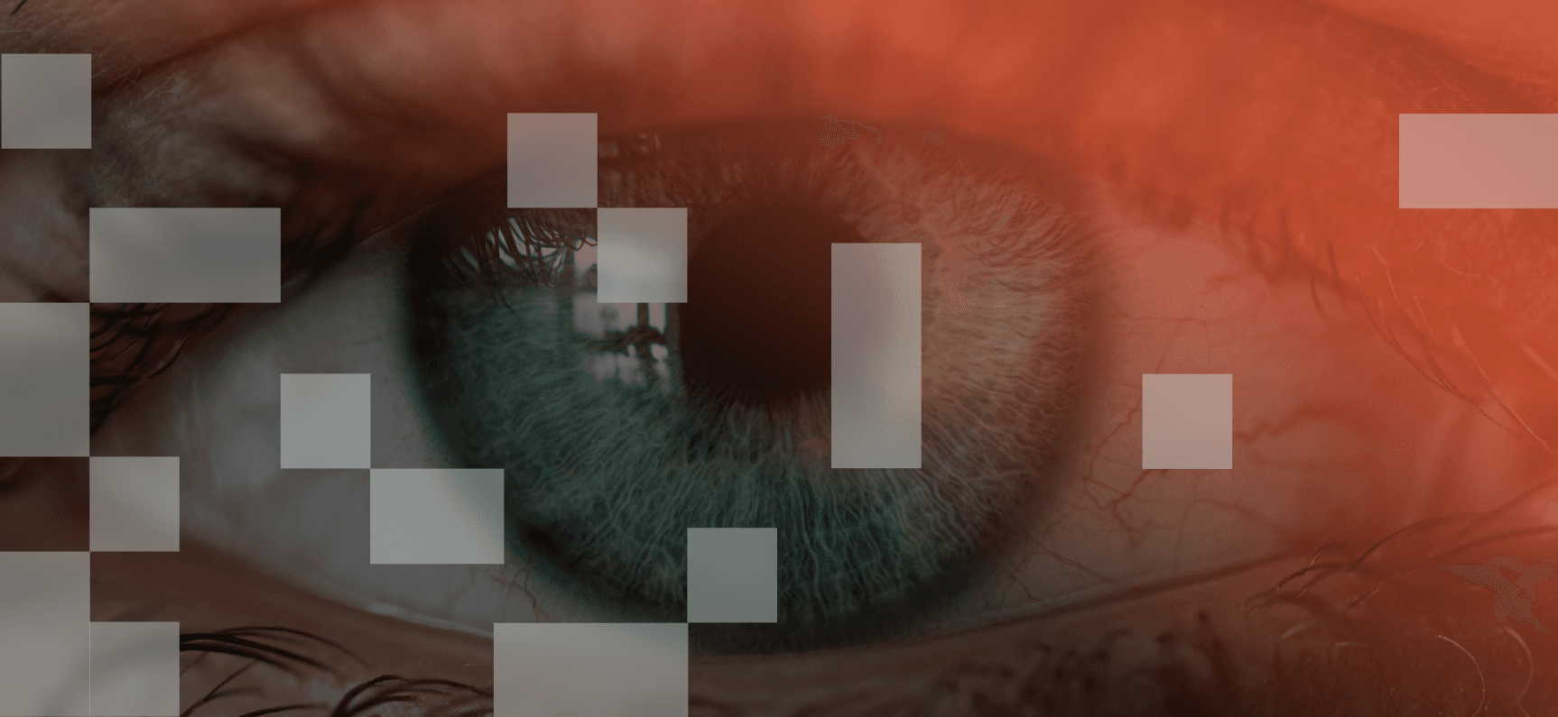 Hintergrundbild mit einer Nahaufnahme eines blaugrünen Auges mit digitalen Pixelüberlagerungen und einem roten Farbverlaufseffekt, der eine Mischung aus menschlichen und digitalen Elementen suggeriert.