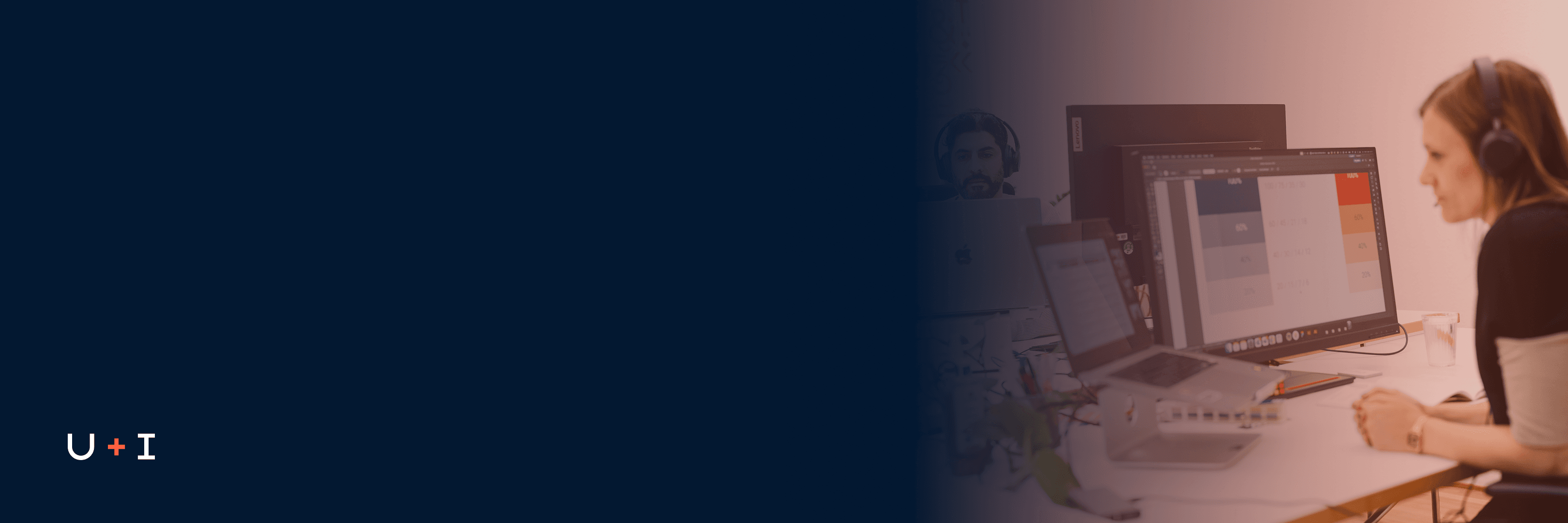 Zwei Personen mit Headsets arbeiten in einem hellen Büro an großen Monitoren und einem Laptop. Zur linken Bildseite geht das Foto in eine dunkelblaue Fläche mit dem u+i Logo über.